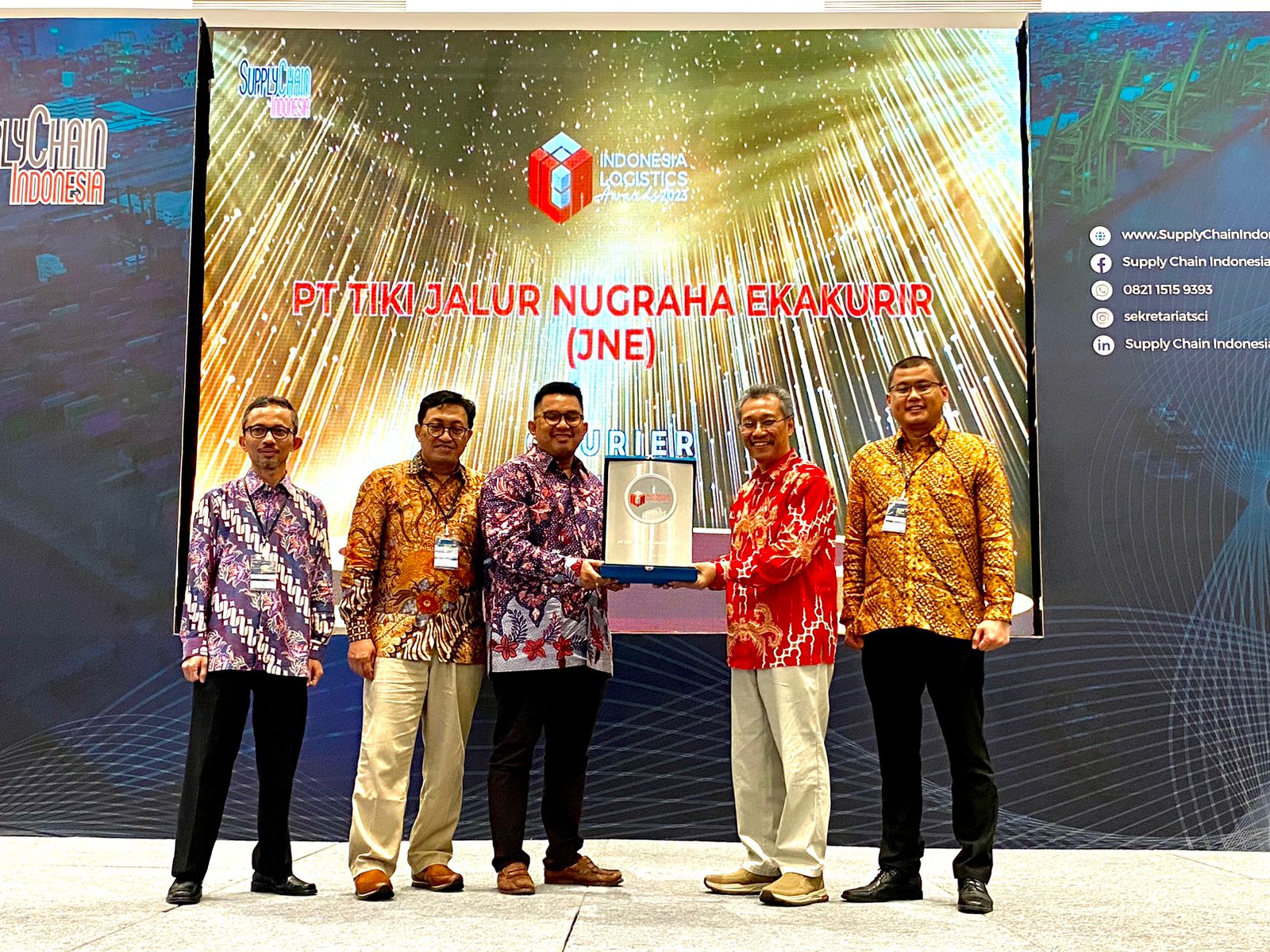  kiri Setijadi, S.T., M.T., IPM. (CEO Supply Chain Indonesia), Dr. Zaroni, CISCP, CFMP, CMILT (Profesional dan Pakar Manajemen Perusahaan & Keuangan Supply Chain Indonesia), Kurnia Nugraha (Media communication head JNE Express)