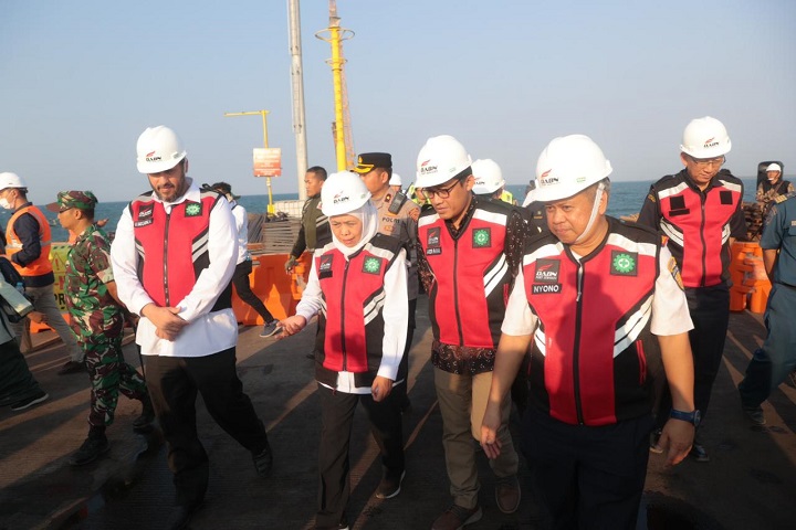 Gubernur Jawa Timur Khofifah Indar Parawansa memimpin langsung ground breaking gudang dan meninjau  perpanjangan dermaga 2 di Pelabuhan Probolinggo Kota Probolinggo, Rabu 2/8/2023.