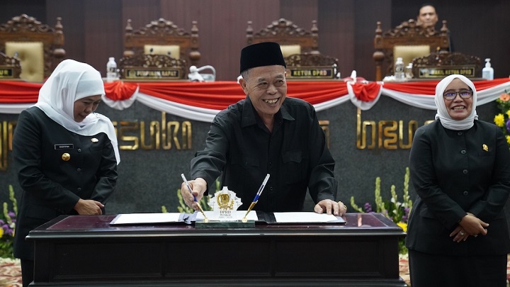 Ketua DPRD Jatim Kusnadi menandatangani pengesahan APBD Jatim 2024 disaksikan Gubernur Jatim Khofifah dan Wakil Ketua Anik Maslachah. 