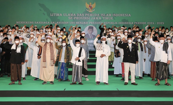 Para Ulama, Habib, dan Pemuda Islam Indonesia se-Jawa Timur mendeklarasikan dukungannya kepada Sandiaga untuk maju jadi calon Presiden 2024-2029, di Ballroom Hotel Mercure, Surabaya, Jatim, Rabu (23/3/2022).