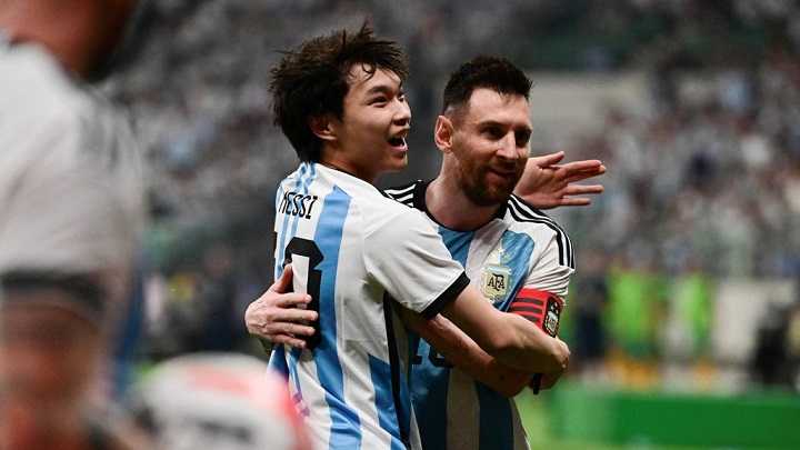 Seorang penggemar (kiri) memeluk pemain Argentina Lionel Messi (kanan) saat pertandingan sepak bola persahabatan antara Australia dan Argentina di Stadion Pekerja di Beijing.