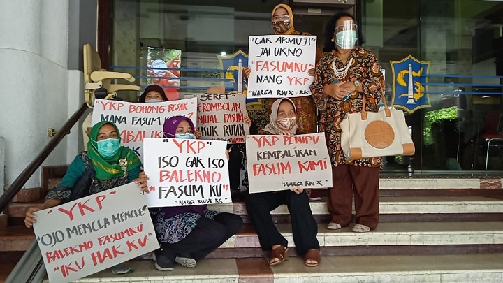 Warga RW X YKP Rungkut Kidul melakukan aksi demo di Balai Kota Surabaya, Selasa (27/4). SP/Al Qomar