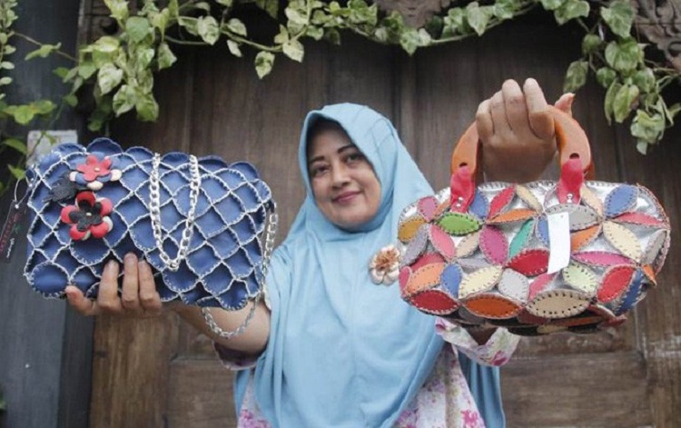 Fauziah Utami menunjukkan tas custom berbahan kulit perca. SP/ MJK
