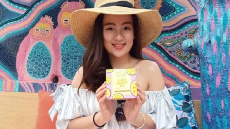 Felicia Regina dengan produk sugar waxing miliknya. SP/ SBY