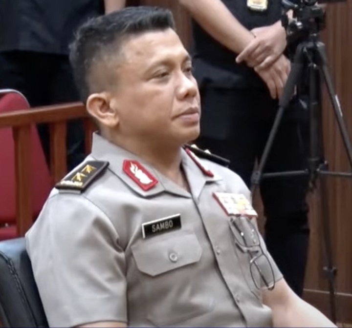 Penampakan Ferdy Sambo dengan seragam PDH Yanma, saat hadir di sidang etik yang digelar di Div Propam Polri, Kamis (25/8/2022).