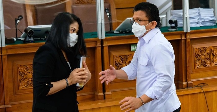Terdakwa Ferdy Sambo bersama istrinya Putri Candrawathi, saat menghadiri sidang lanjutan yang sedianya mengagendakan pemeriksaan saksi keduanya. Namun, mereka menolak bersaksi.