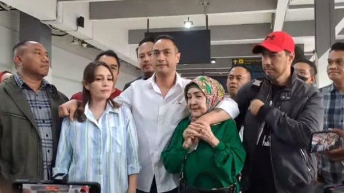 Ferry Irawan disambut keluarganya usai menghirup udara bebas dari Lapas Kelas IIA Kediri setelah menjalani hukuman penjara 8 bulan karena kasus KDRT terhadap Venna Melinda.