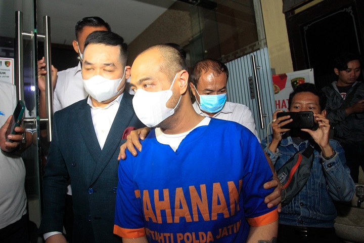 Setelah diperiksa lebih dari 6 jam, Ferry Irawan langsung ditahan dengan mengenakan baju tahanan Polda Jatim, Senin (16/1/2023) malam. Terlihat Ferry didampingi pengacaranya Jeffry Simatupang. SP/Ariandi