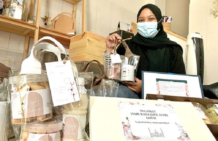 Fitriana Dewi Sugiono sedang mengemas isian hampers Lebaran. SP/ TLG