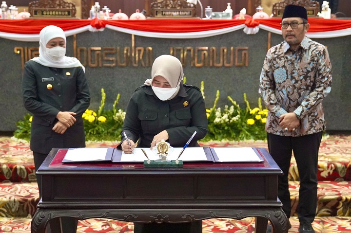 Hj Anik Masclahah menandatangani pengesahan Perda tentang Revisi Perda No 11/2018  Pembentukan dan Susunan Perangkat Daerah, Jumat 2/12/2022. SP/Riko Abdiono
