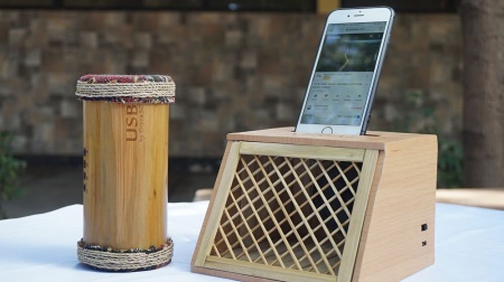 Para pelajar memaparkan kinerja dari eco-business. SP