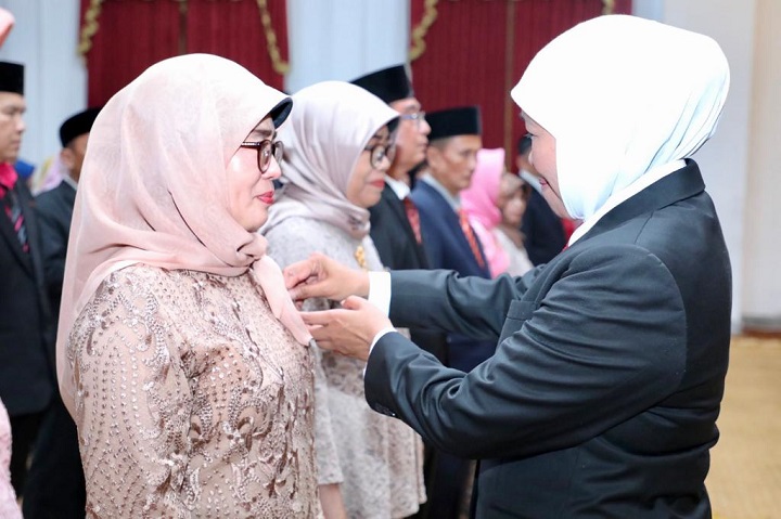 Gubernur Khofifah menyematkan Tanda Kehormatan Satyalencana Karya Satya kepada para Guru di Jawa Timur dalam peringatan Hardiknas 2023.