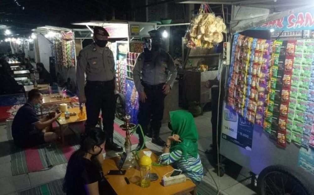 Petugas memberikan sosialisasi kepada warga pentingnya memakai masker untuk mencegah penyebaran virus corona. SP/Septyan