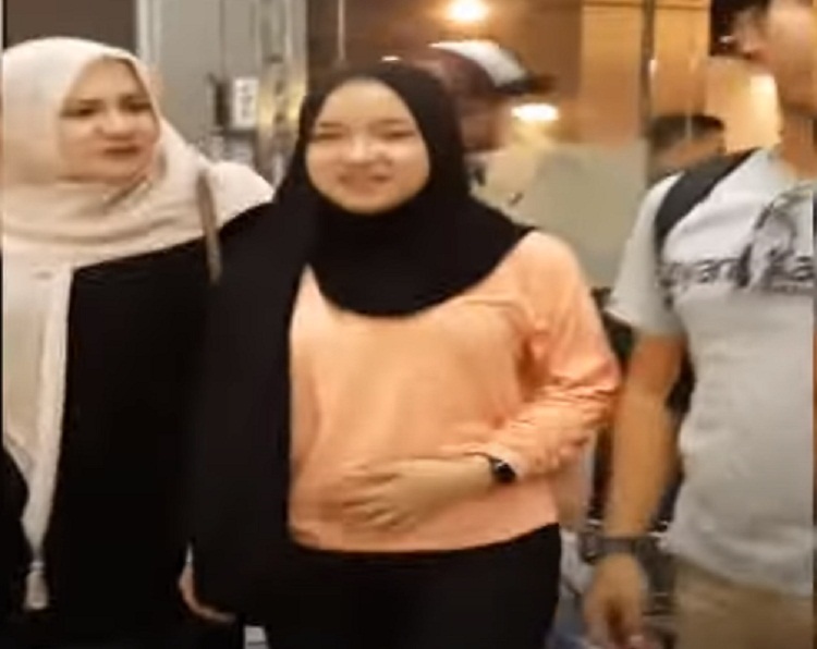 Unggahan yang menunjukkan Nissa Sabyan mengelus-elus perutnya layaknya sedang berbadan dua