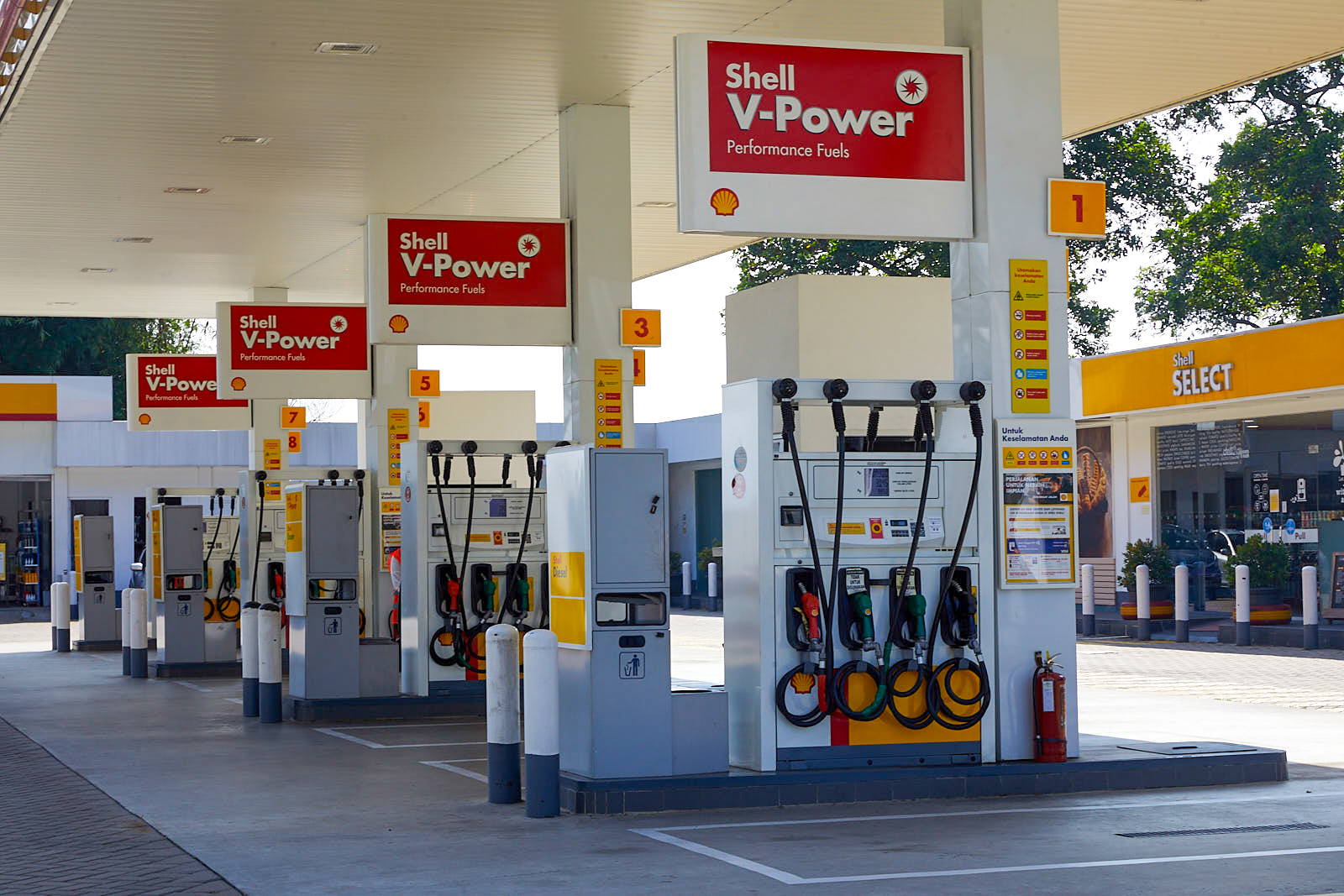 Salah satu SPBU Shell yang berada di Jakarta. 