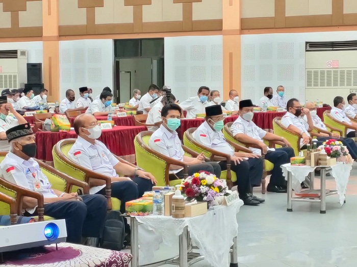Ketua Umum PMI Jawa Timur, Imam Utomo, bersama Sekretaris Dewan Kehormatan PMI Jawa Timur, Rasiyo dalam acara Musyawarah Kerja PMI Jatim yang diselenggarakan di Gedung Badan Koordinasi Kegiatan Kesejahteraan Sosial (BK3S), Jl. Raya Tenggilis, Tenggilis Me