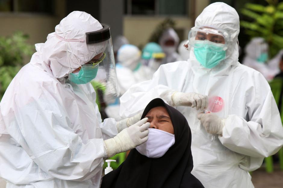 Petugas Puskesmas mengambil sampel pelajar Sekolah Menengah Pertama (SMP) saat tes swab. SP/SIND
