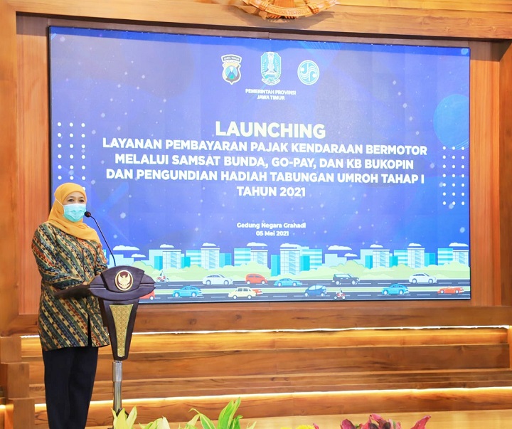 Gubernur Jatim Khofifah Indar Parawansa saat meresmikan layanan pembayaran PKB secara non tunai. SP/Arlana