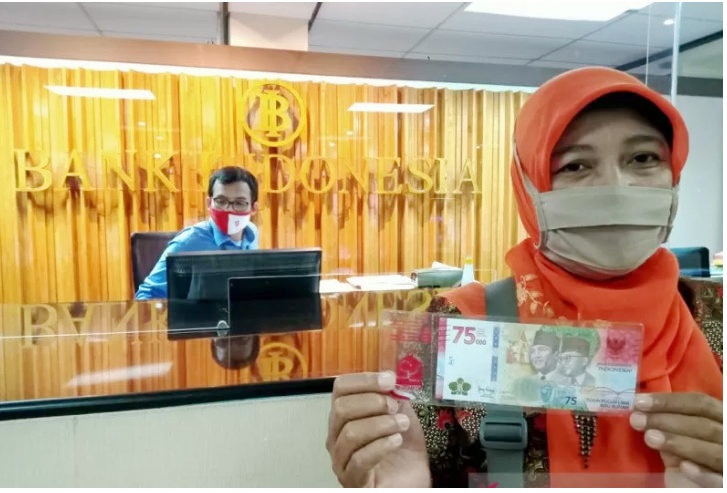 Salah satu warga menukar uang pecahan Rp 75 ribu di Bank BI. BI menekankan pecahan Rp 75 ribu agar diutamakan dalam penukaran jelang hari raya 2021. 