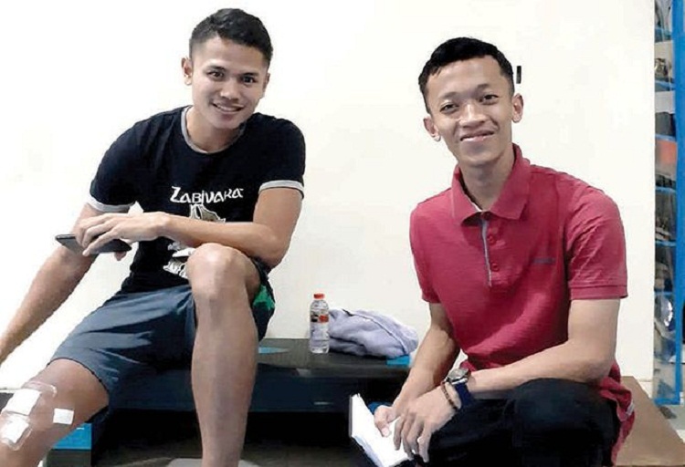 Gesang Gede Pangestu (kanan) usai memberikan terapi kepada salah satu pemain Timnas Sepak Bola U-19, Dimas Drajad. SP/ TRG