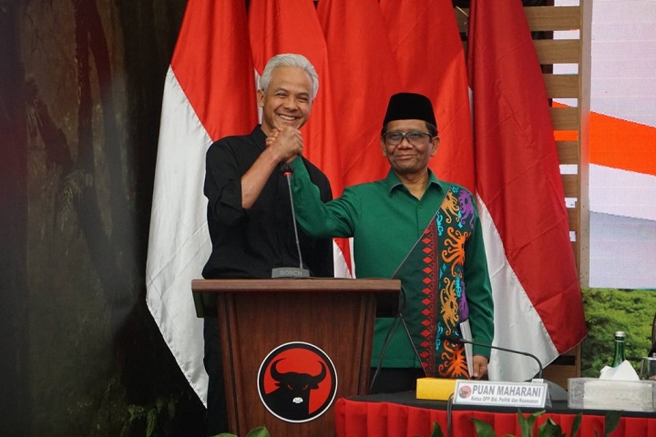 Momen Ganjar Pranowo dan Mahfud MD dalam Deklarasi Ganjar-Mahfud bersama anak-anak muda di Gedung Arsip Nasional, Rabu (18/10/2023) malam.