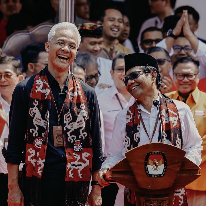 Mahfud MD bersama Ganjar Pranowo saat mendaftar di Kantor KPU RI sebagai calon presiden dan calon wakil presiden di Pilpres 2024 mendatang, pada Kamis (19/10/2023).