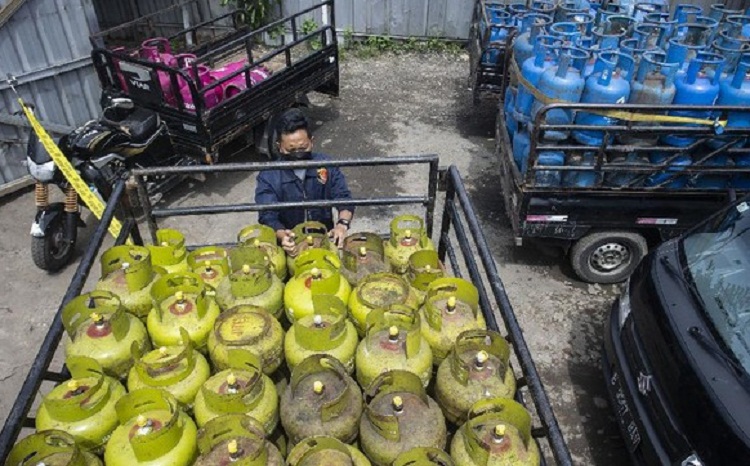 Penyaluran Gas LPG 3 kg untuk kelompok miskin. SP/ BKF Kementerian Keuangan