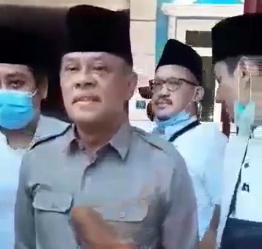 Gatot Nurmantyo dengan pakaian setelan berwarna hijau dan berpeci, keluar dari ruangan setelah acara di Jambangan, dibubarkan oleh Polda Jatim. SP/Anto