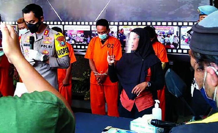 Gayatri Hardianti saat menjadi juru isyarat di Polres Tulungagung. SP/ TLG