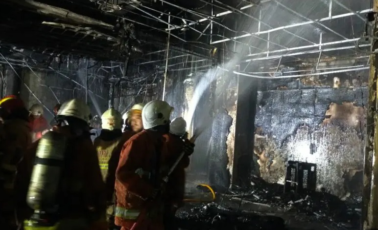 Gedung BBPMP Jatim di Ketintang Wiyata, Surabaya, Minggu (27/8/2023) dinihari WIB, terbakar hebat. 