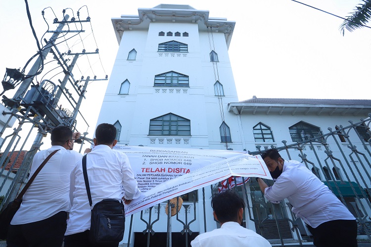 Penyidik Subdit III Tipikor Ditreskrimsus Polda Jatim, usai menggeledah Grha Wismilak Surabaya di Jalan Raya Darmo 36-38 Surabaya, langsung memberi police line menandakan gedung Wismilak itu disita oleh Polda Jatim untuk proses penyelidikan. SP/Ariandi