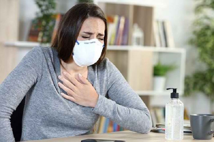 Seseorang yang sedang merasakan gejala sesak nafas diakibatkan Happy Hypoxia. SP/ SBY