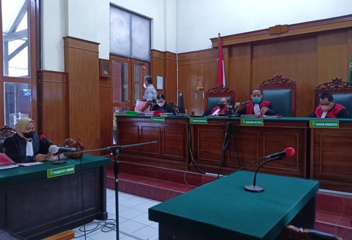 Terdakwa Camilia Sofyan Ali, menjalani sidang di ruang Tirta I, PN Surabaya, secara online, Rabu (31/03/2021). SP/Budi Mulyono