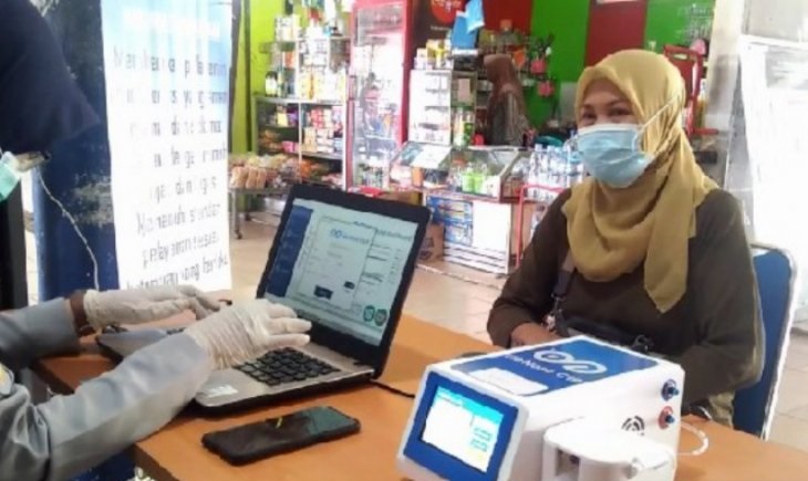 Petugas saat melayani tes GeNose salah satu penumpang di Terminal Purbaya.