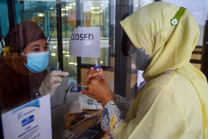 Calon penumpang melakukan tes deteksi COVID-19 dengan metode GeNose C-19 di lobby Baru Terminal 1 Bandara Internasional Juanda di Sidoarjo, Jawa Timur, Selasa (6/4). SP/Patrik Cahyo