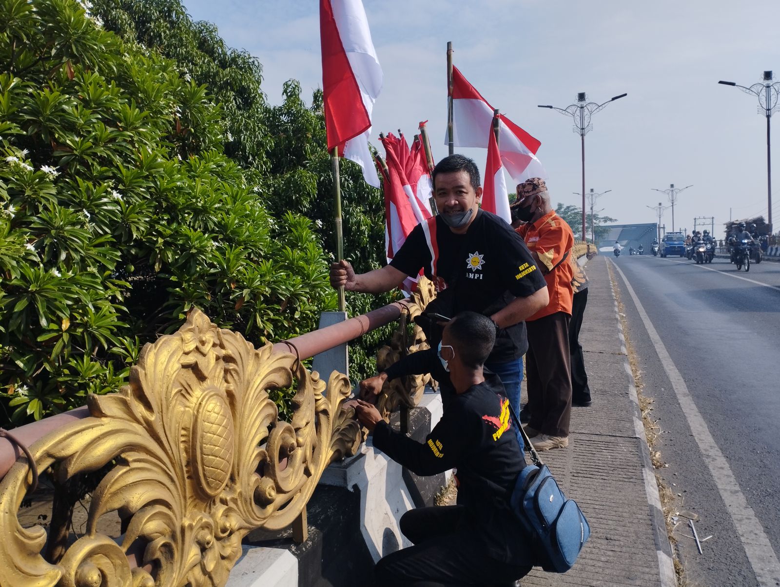Pemasangan jutaan bendera merah putih di sepanjang jalan protokol Kota Mojokerto