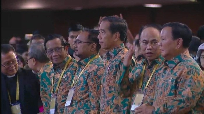Terlihat Presiden Joko Widodo bersama beberapa menteri seperti Prabowo Subianto dan Mahfud MD menghadiri puncak Natal Nasional 2023 di Gereja Bethany Surabaya, Rabu (27/12/2023). 