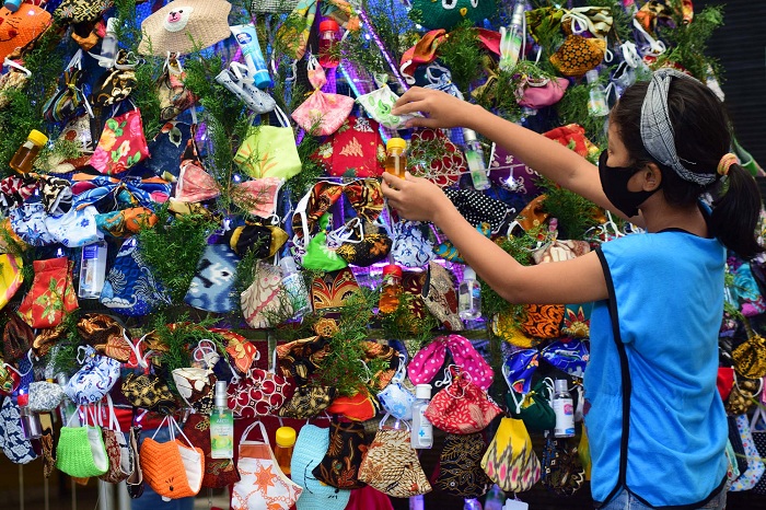 Umat menghiasi pohon Natal dengan masker di Gereja Katolik Kristus Raja, Surabaya, Jawa Timur, Kamis (18/12/2020). SP/Patrik Cahyo