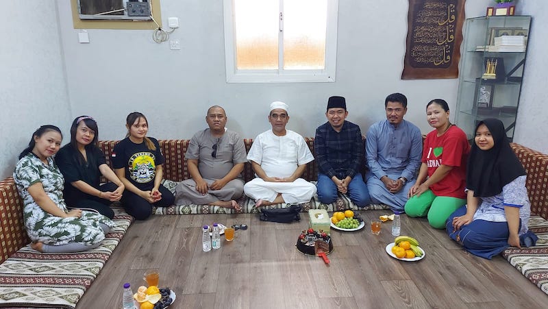 Sekjen DPP Partai Gerindra Ahmad Muzani didampingi Gus Fawait (peci hitam) Ketua Fraksi Partai Gerindra DPRD Jatim bertemu pekerja migran Indonesia asal Jawa Timur di Arab Saudi, Kamis 14/7/2022.