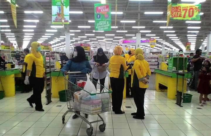 Suasana Giant di Waru, Sidoarjo dan Manukan Surabaya menjelang penutupan total akhir Juli 2021, Rabu (25/6/2021). Baik di Waru dan Manukan, sama-sama di diskon hingga 70 persen. SP/Patrick/Anggadia