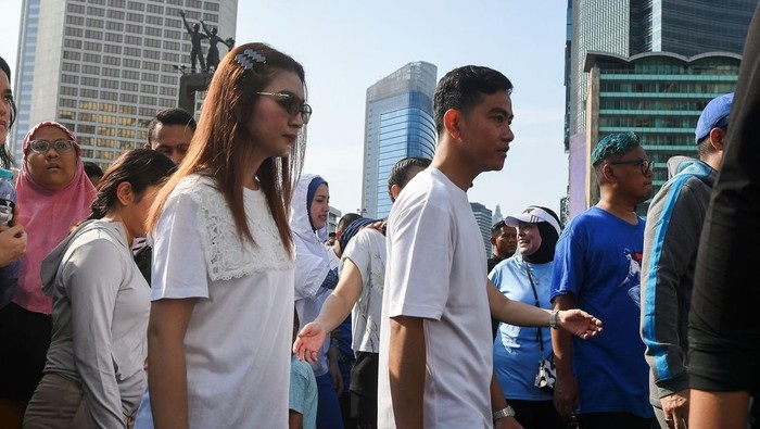 Cawapres paslon nomor urut 2 Gibran Rakabuming Raka, Minggu (3/12/2023) melakukan kegiatan di car free day (CFD) Jakarta. 