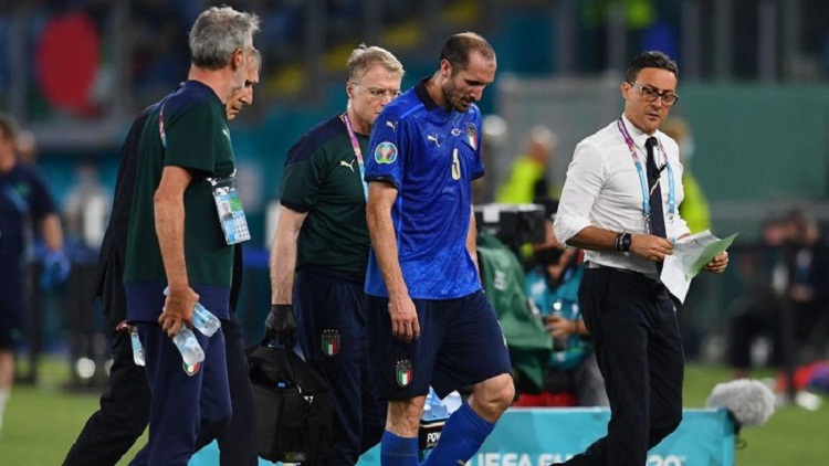 Giorgio Chiellini mengalami cedera di laga Italia vs Swiss. SP/ Getty Images