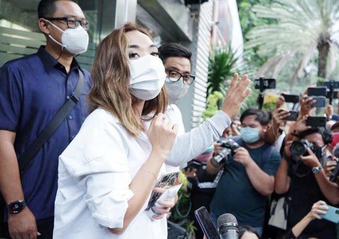 Gisella Anatasia usai menjalani pemeriksaan terkait kasus video porno