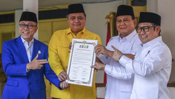 Terlihat, tiga Ketua Umum partai politik mulai dari Ketum PAN Zulkifli Hasan, Ketum Partai Golkar Airlangga Hartarto, dan Ketum PKB Muhaimin Iskandar, resmi mendeklarasikan Ketum Partai Gerindra Prabowo Subianto sebagai calon presiden di Pemilu 2024 di Mu