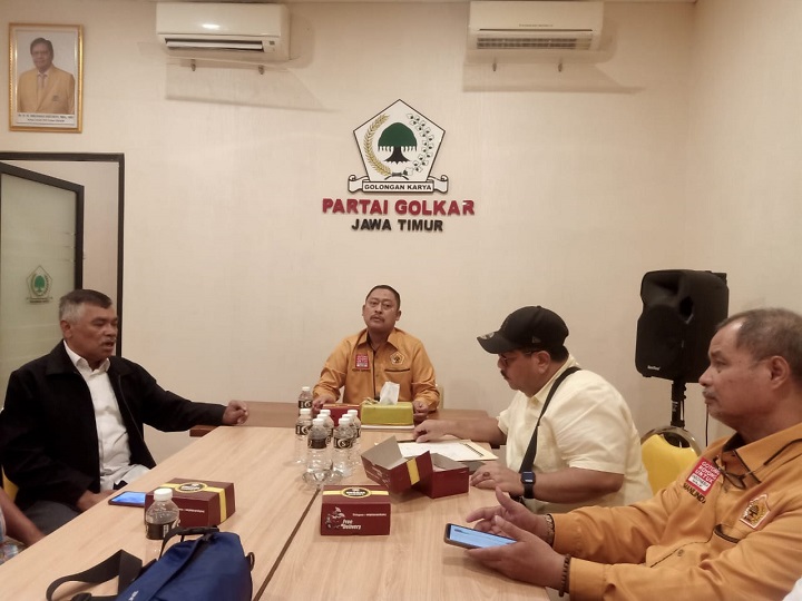 Ketua dan pengurus MKGR Jatim saat persiapan Pameran Keris di kantor Golkar Jatim, kemarin. 