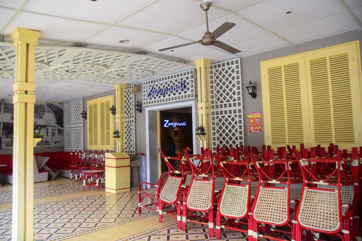 Suasana kedai Es Krim Zangrandi yang mulai menutup makan ditempatnya. Hanya bisa menerima pembelian langsung secara take away. SP/Patrik Cahyo
