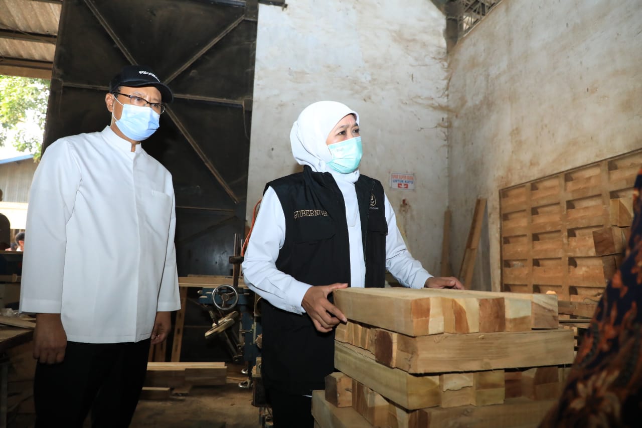 Gubernur Jawa Timur Khofifah Indar Parawansa saat mengunjungi showroom UPTI Kayu dan Produk Kayu Pasuruan. Foto: Pemprov Jatim.