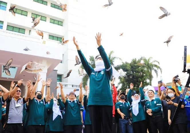 Gubernur Khofifah Indar Parawansa melepaskan 77 ekor burung Merpati saat launching Logo dan Kick Off Rangkaian Kegiatan Peringatan Hari Jadi ke-77 Provinsi Jatim, Jumat (16/9/2022).