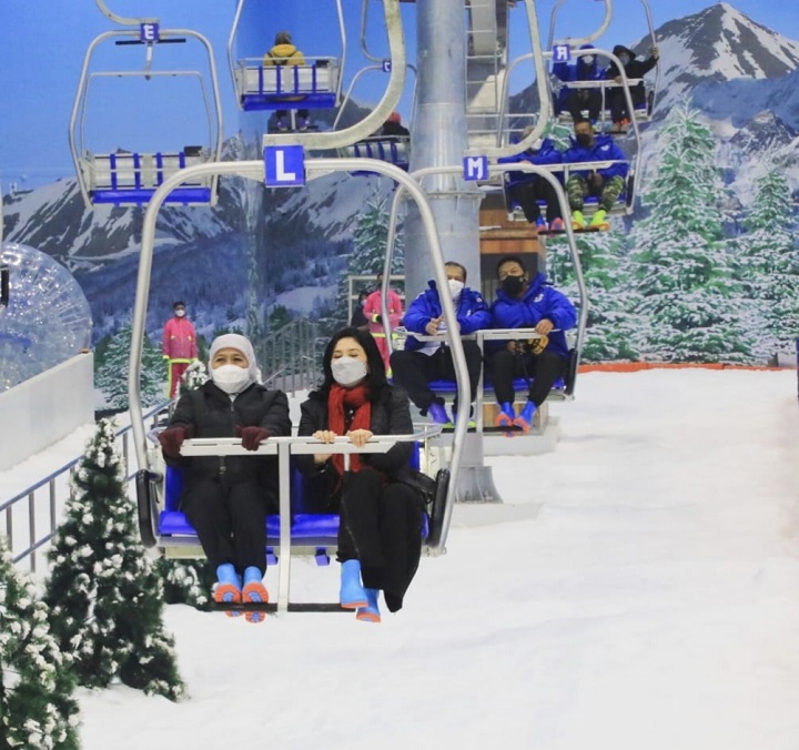 Gubernur Khofifah bersama Chairul Tanjung, Prof. Mohammad Nuh, serta Kapolda Jatim Irjen Pol Nico Afinta asyik bermain ski salju di Trans Icon Mall Surabaya.