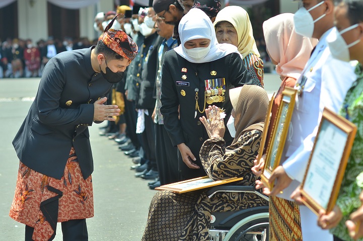 Gubernur Jatim Khofifah Indar Parawansa bersama para pengisi acara dan warga yang hadir di Hari Jadi Jatim ke-77 di Gedung Negara Grahadi, Rabu (12/10/2022). SP/Arlana/byob